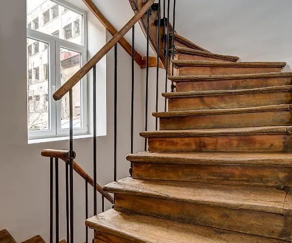 Upstairs Boutique 3*