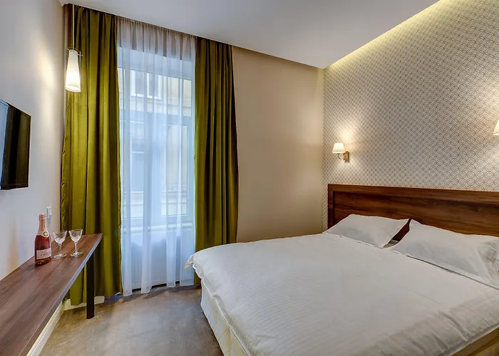 Upstairs Boutique Бухарест