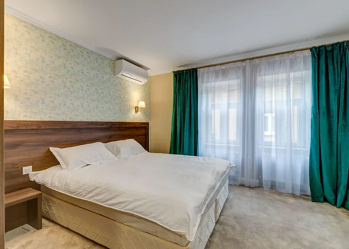 Upstairs Boutique 3* Бухарест