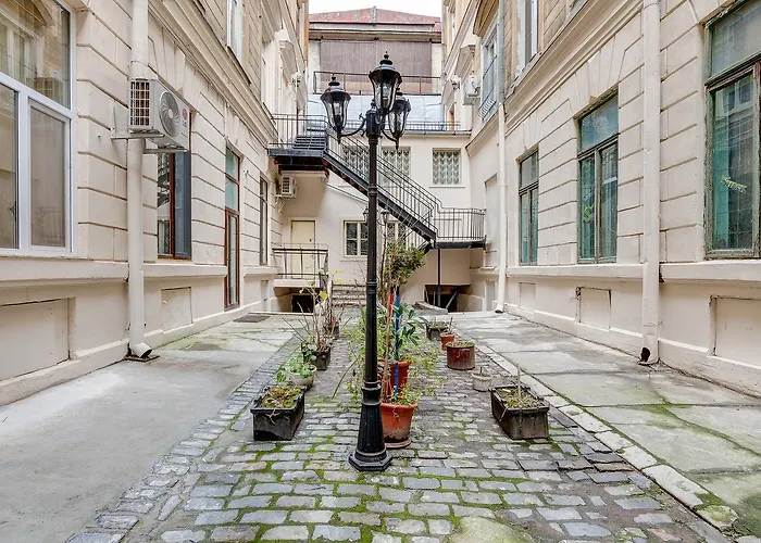 Upstairs Boutique 3* Бухарест