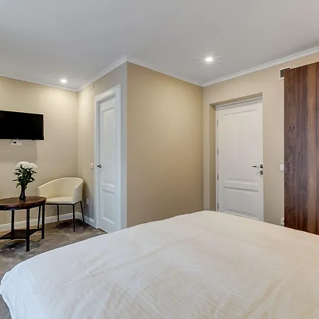 Upstairs Boutique 3*